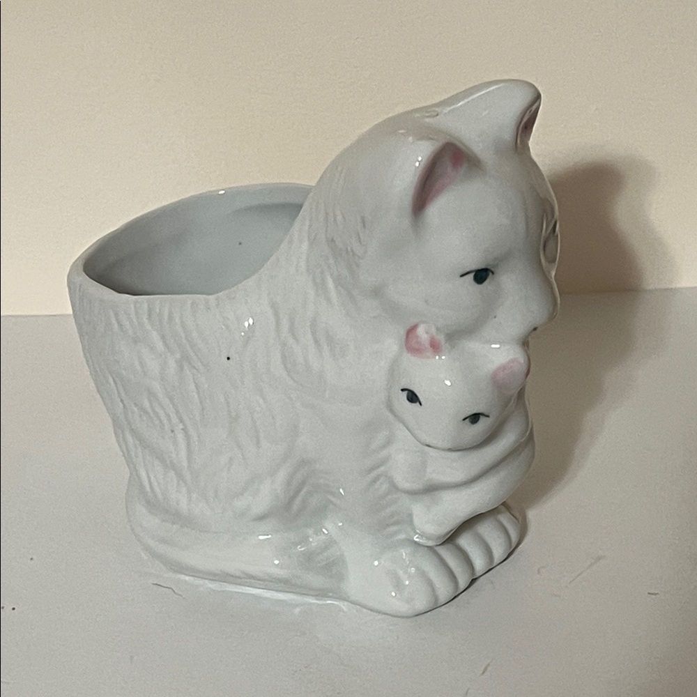 Vintage White Ceramic Planter Depicting a Mother Cat 🐈 Holding a Kitten 🐈‍⬛